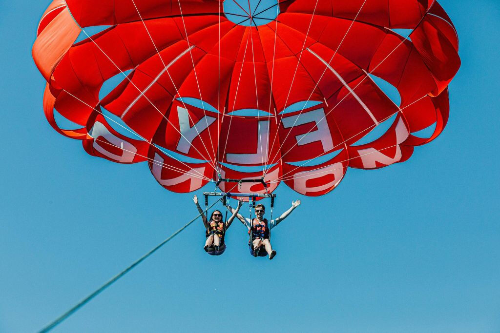 Albufeira: Guided Parasailing Experience