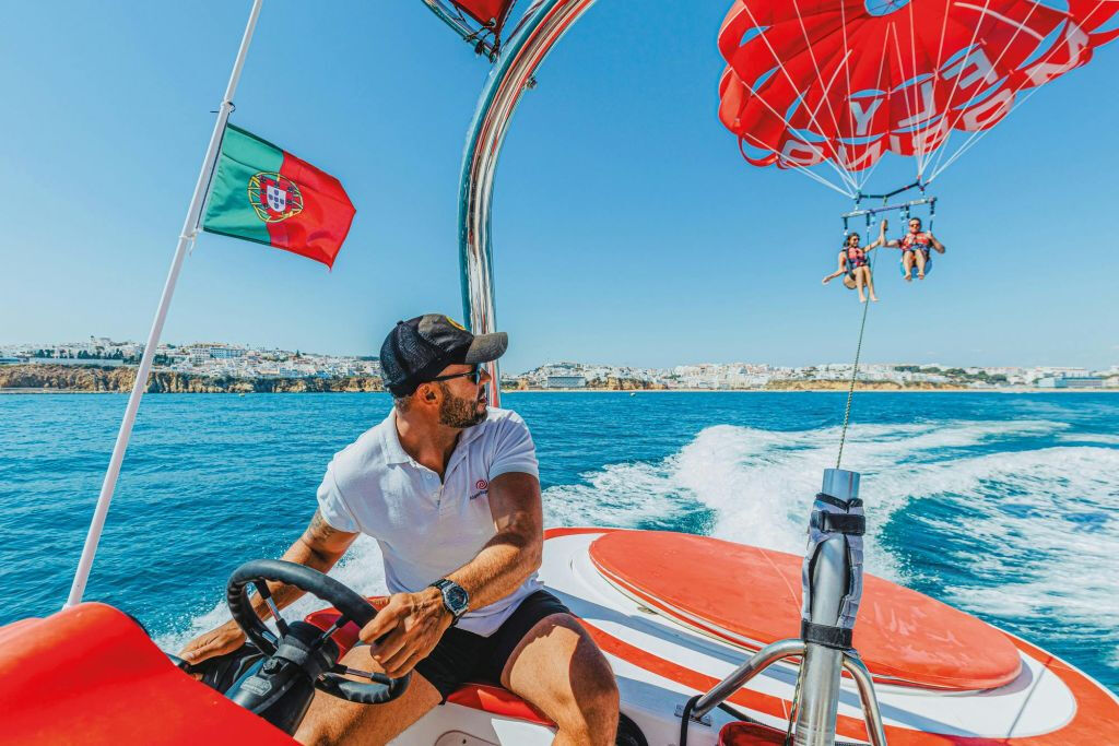 Albufeira: Guided Parasailing Experience