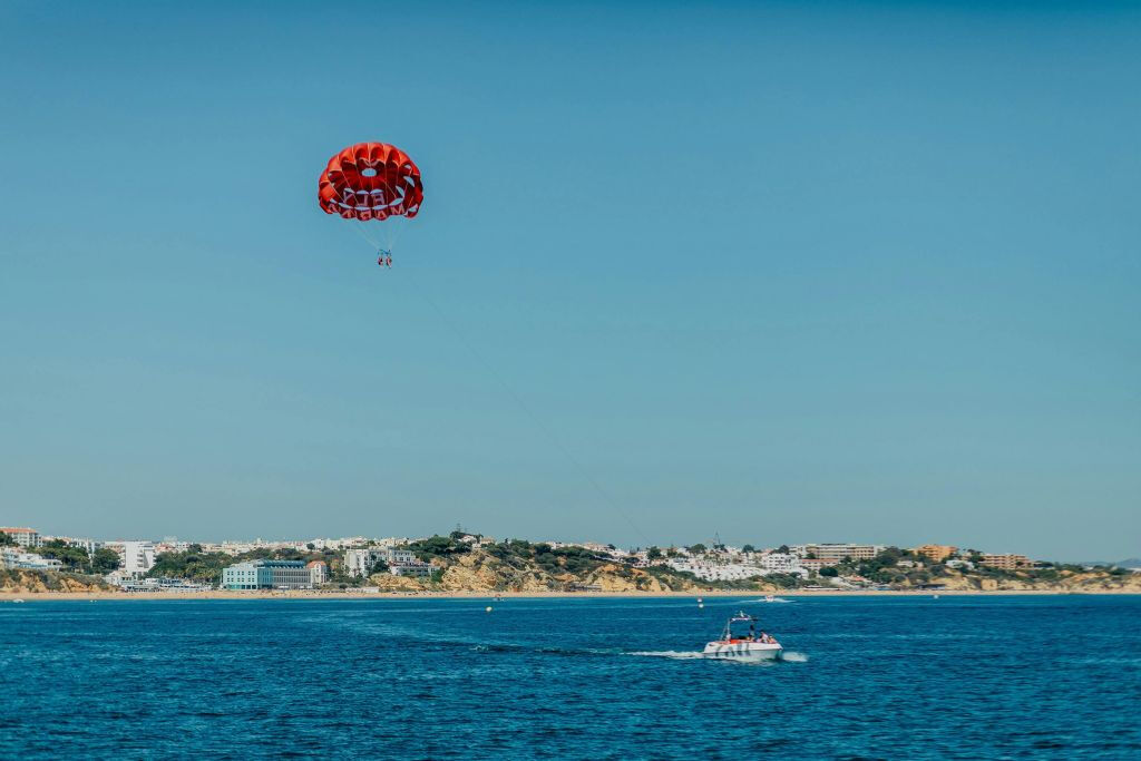 Albufeira: Guided Parasailing Experience