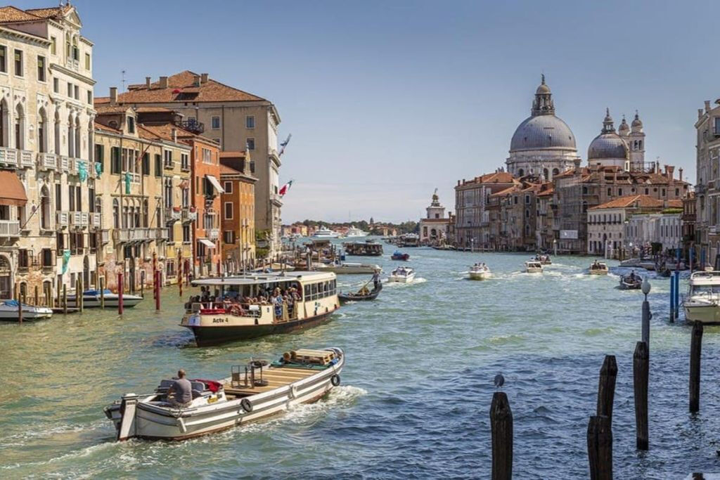 Ca' Rezzonico Museum: Guided Tour + Casanova Walking Tour