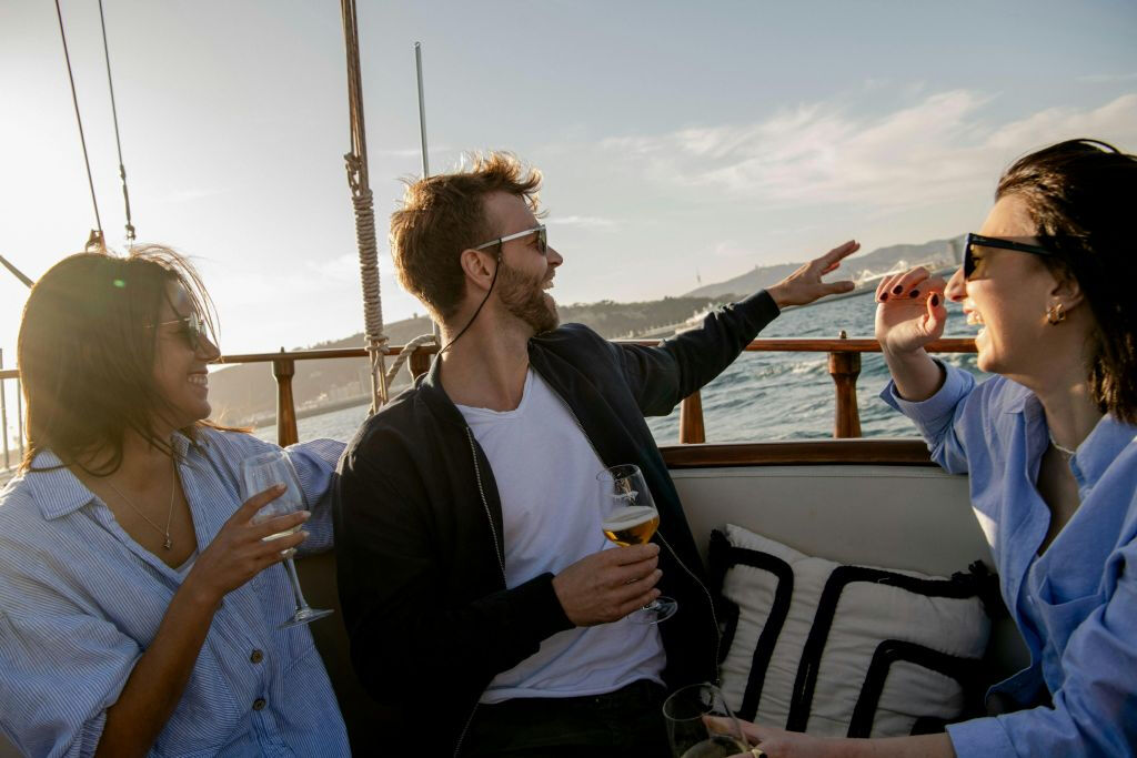 Barcellona: Crociera in catamarano al tramonto con spettacolo dal vivo