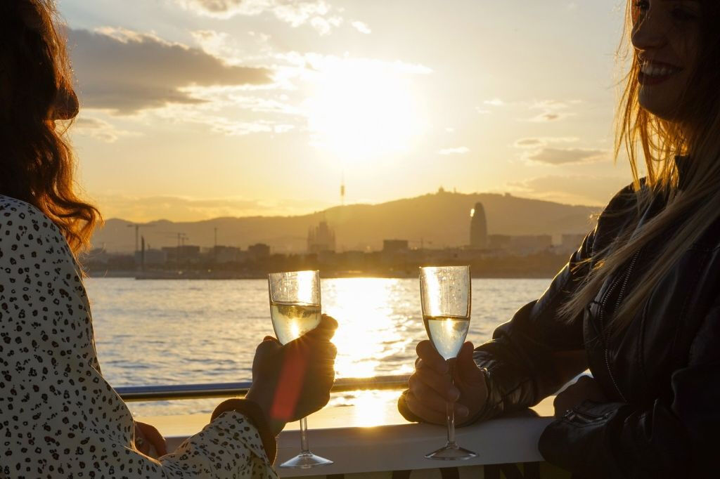 Barcellona: Crociera in catamarano al tramonto con spettacolo dal vivo