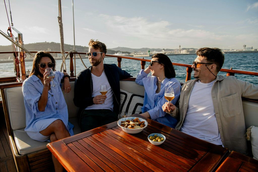 Barcellona: Crociera in catamarano al tramonto con spettacolo dal vivo