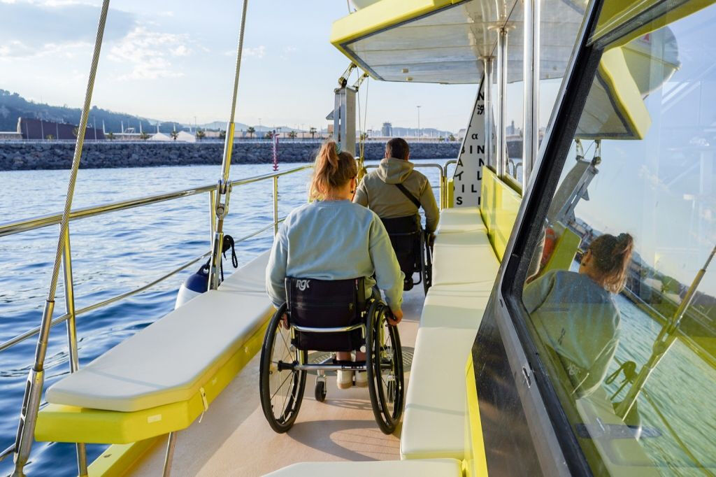 Barcellona: Crociera in catamarano al tramonto con spettacolo dal vivo