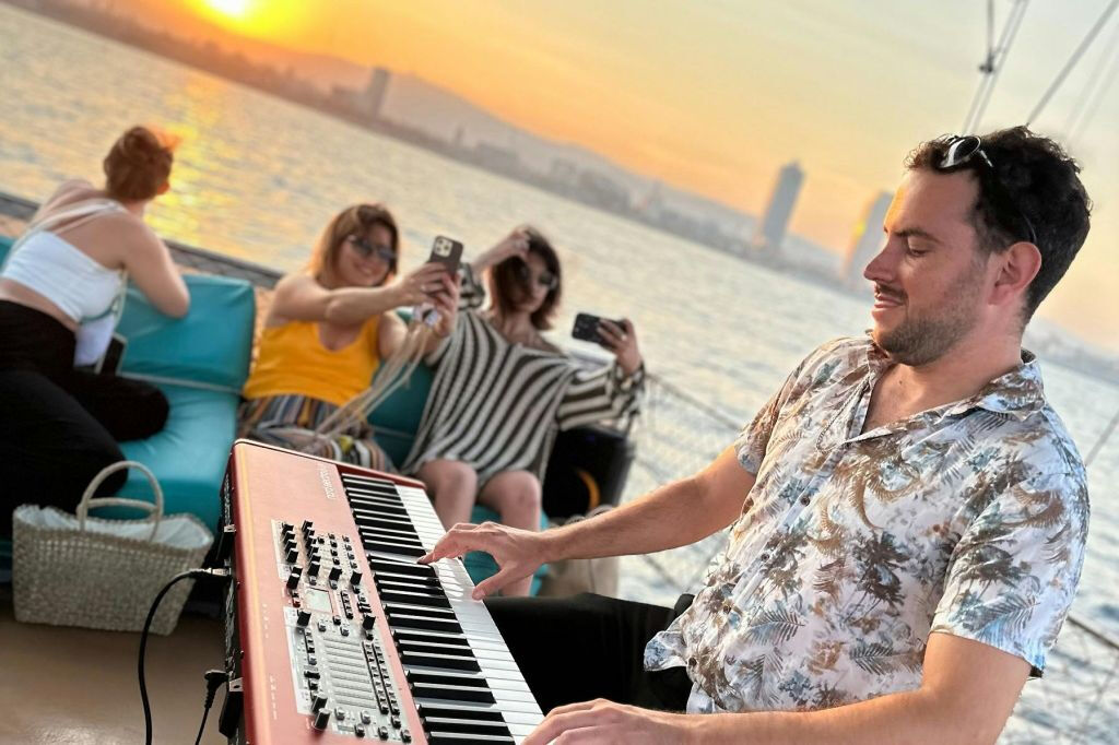 Barcellona: Crociera in catamarano al tramonto con spettacolo dal vivo