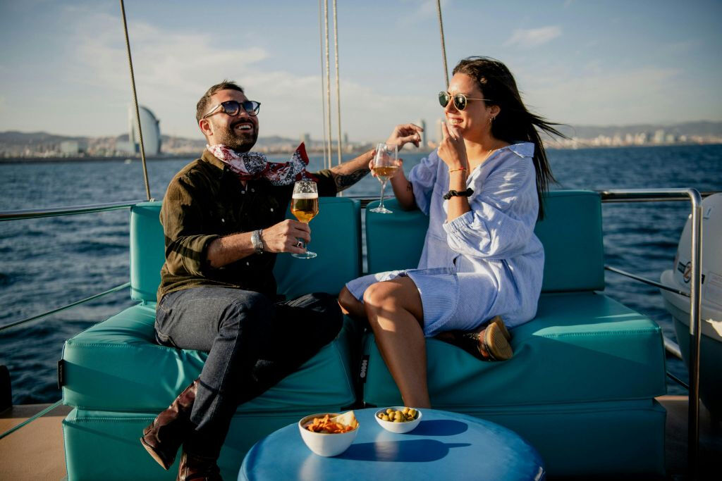 Barcelone : Croisière en catamaran au coucher du soleil avec spectacle en direct