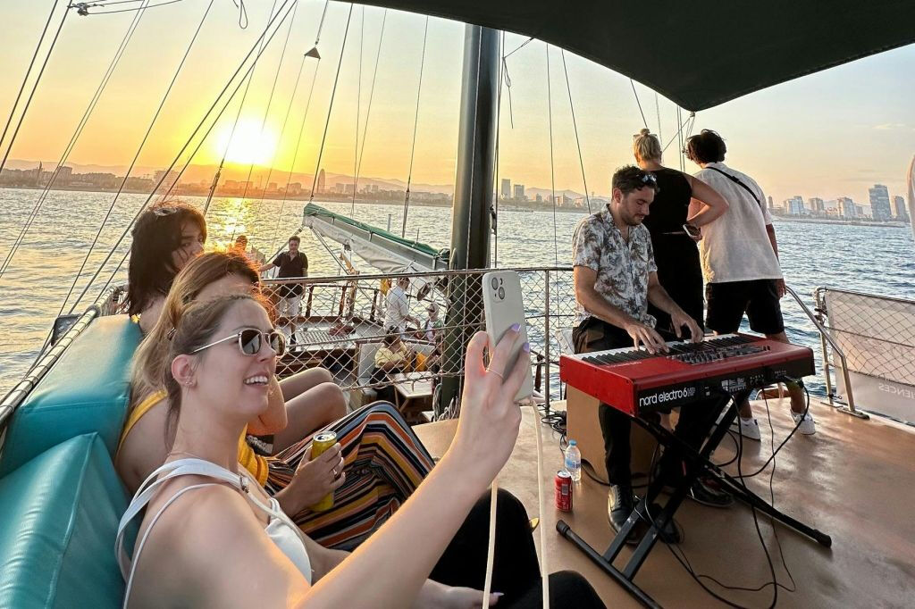 Barcellona: Crociera in catamarano al tramonto con spettacolo dal vivo