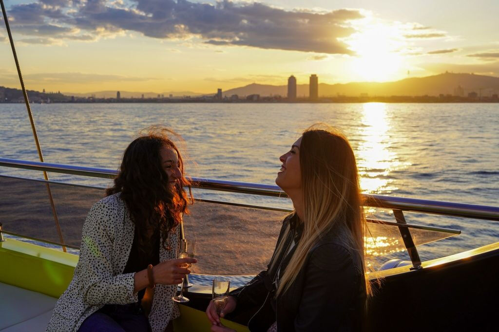 Barcellona: Crociera in catamarano al tramonto con spettacolo dal vivo