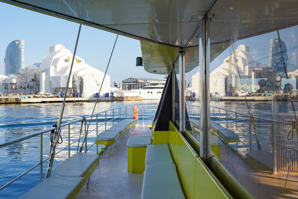 Barcellona: Crociera in catamarano al tramonto con spettacolo dal vivo