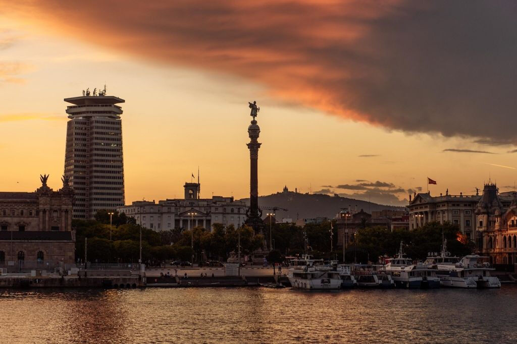 Barcellona: Crociera in catamarano al tramonto con spettacolo dal vivo
