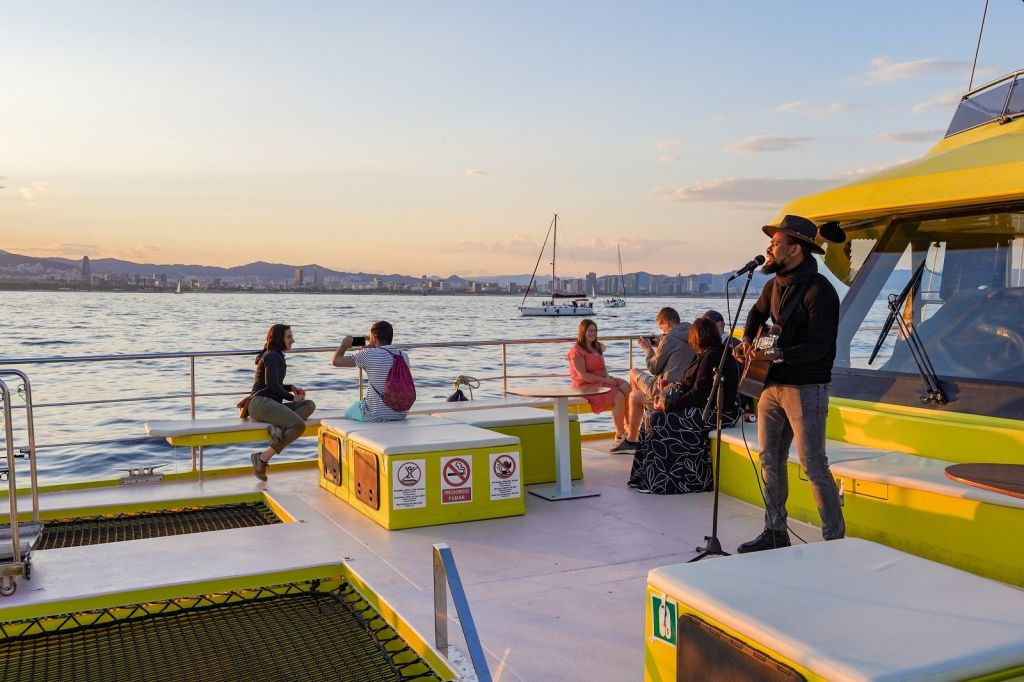 Barcellona: Crociera in catamarano al tramonto con spettacolo dal vivo