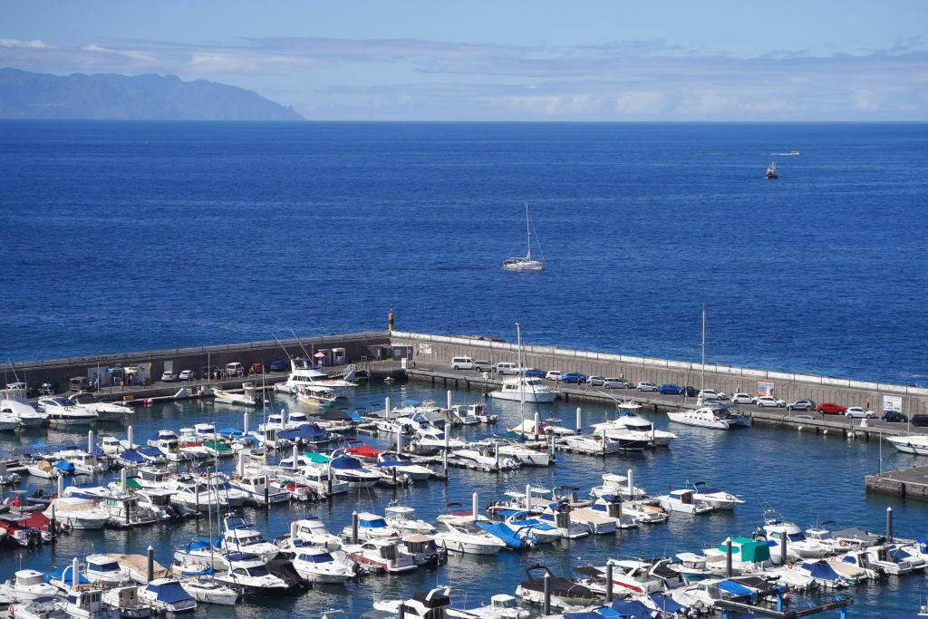 Los Gigantes: Excursión en velero de 3 horas con snorkel, ticket de bebida y tapas