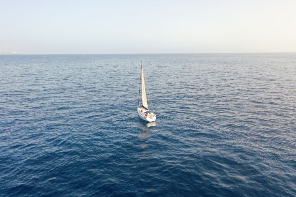 Los Gigantes: Excursión en velero de 3 horas con snorkel, ticket de bebida y tapas