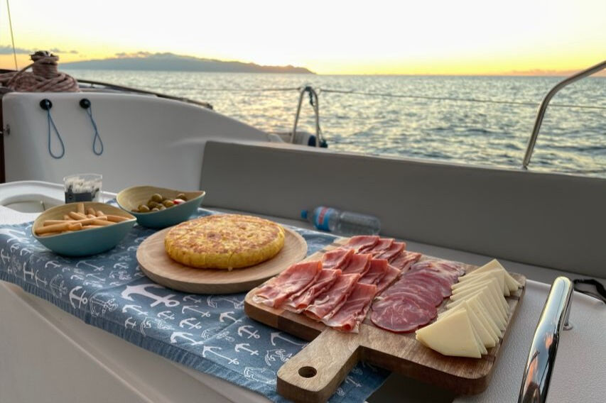 Los Gigantes: Tour in barca a vela di 3 ore con biglietto per snorkeling, bevande e tapas