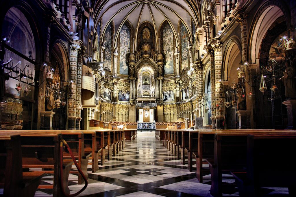 Montserrat: Guided Tour from Barcelona with Rack Railway + Choral Performance