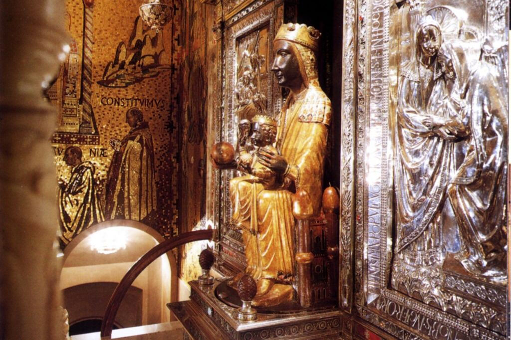 Montserrat: Guided Tour from Barcelona with Rack Railway + Choral Performance