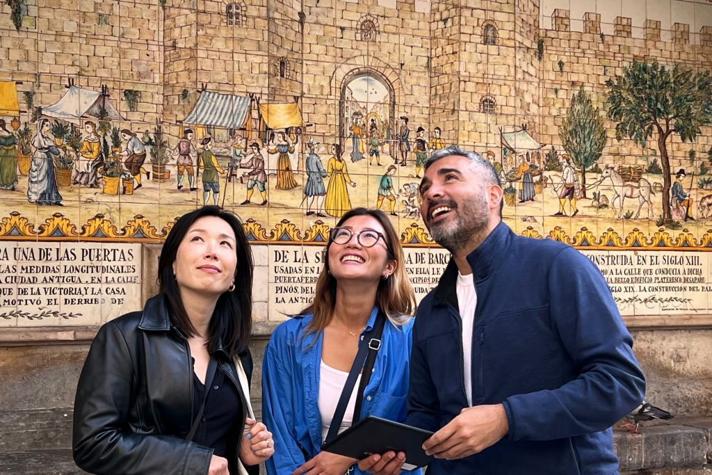 Barcelona: Gothic Quarter Tour with Flamenco Show + Tapas Dinner