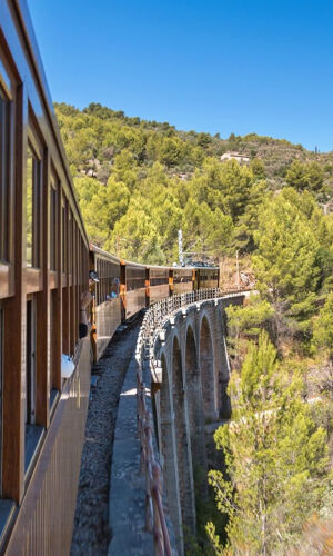 Recorrido por la isla de Mallorca: Autobús, tren, tranvía y barco